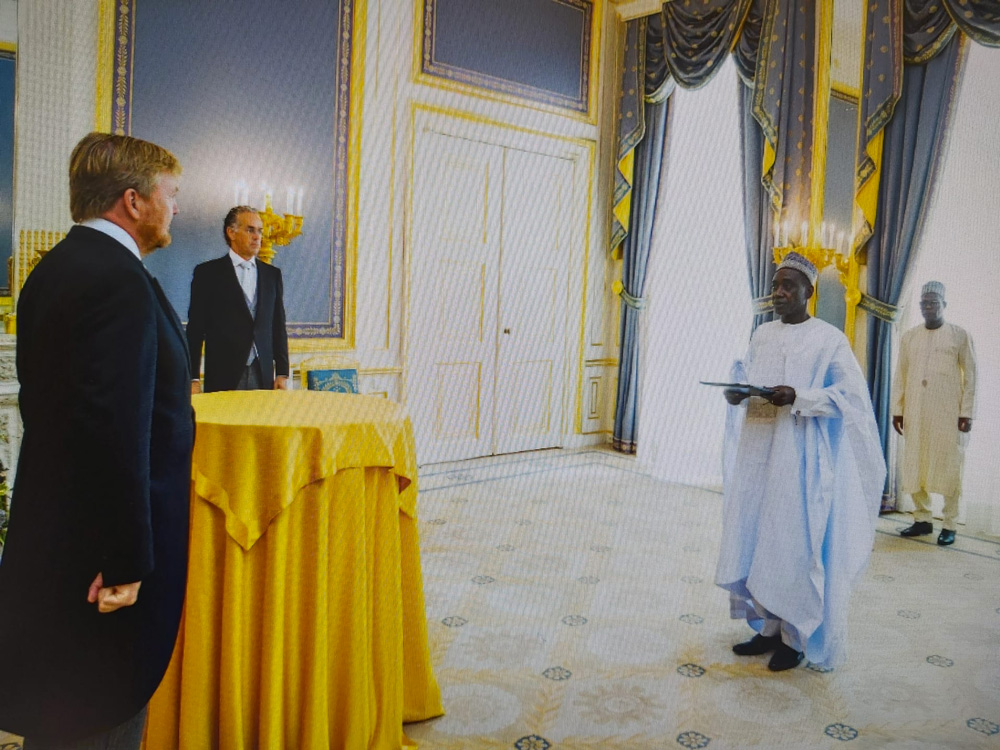 Ambassadeur Ide et  Willem-Alexander Claus-Georges-Ferdinand-1