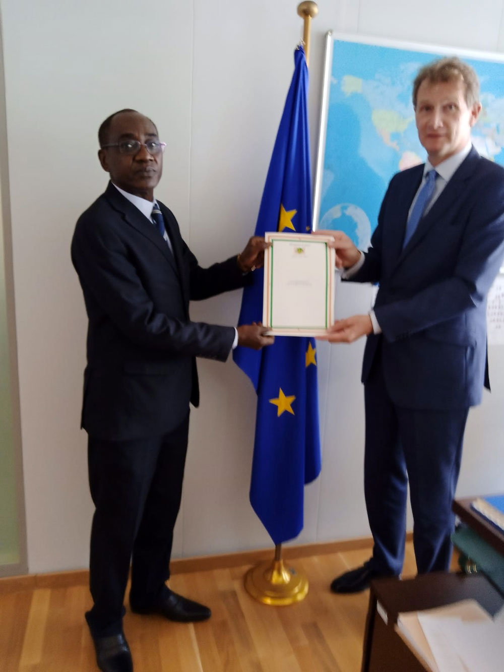 L'Ambassadeur Idé Alhassane présente les copies figurées de ses lettres de créance au Directeur, Chef du Protocole de la Commission Européenne, Nicolas de LA GRANDEVILLE